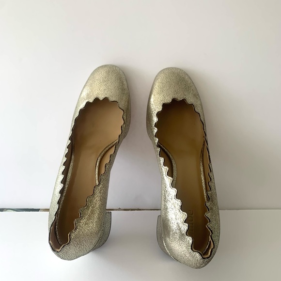 Chloe Gold leather Lauren scallop trim leather pump. Block heel. Slip on shoe. - Picture 9 of 9